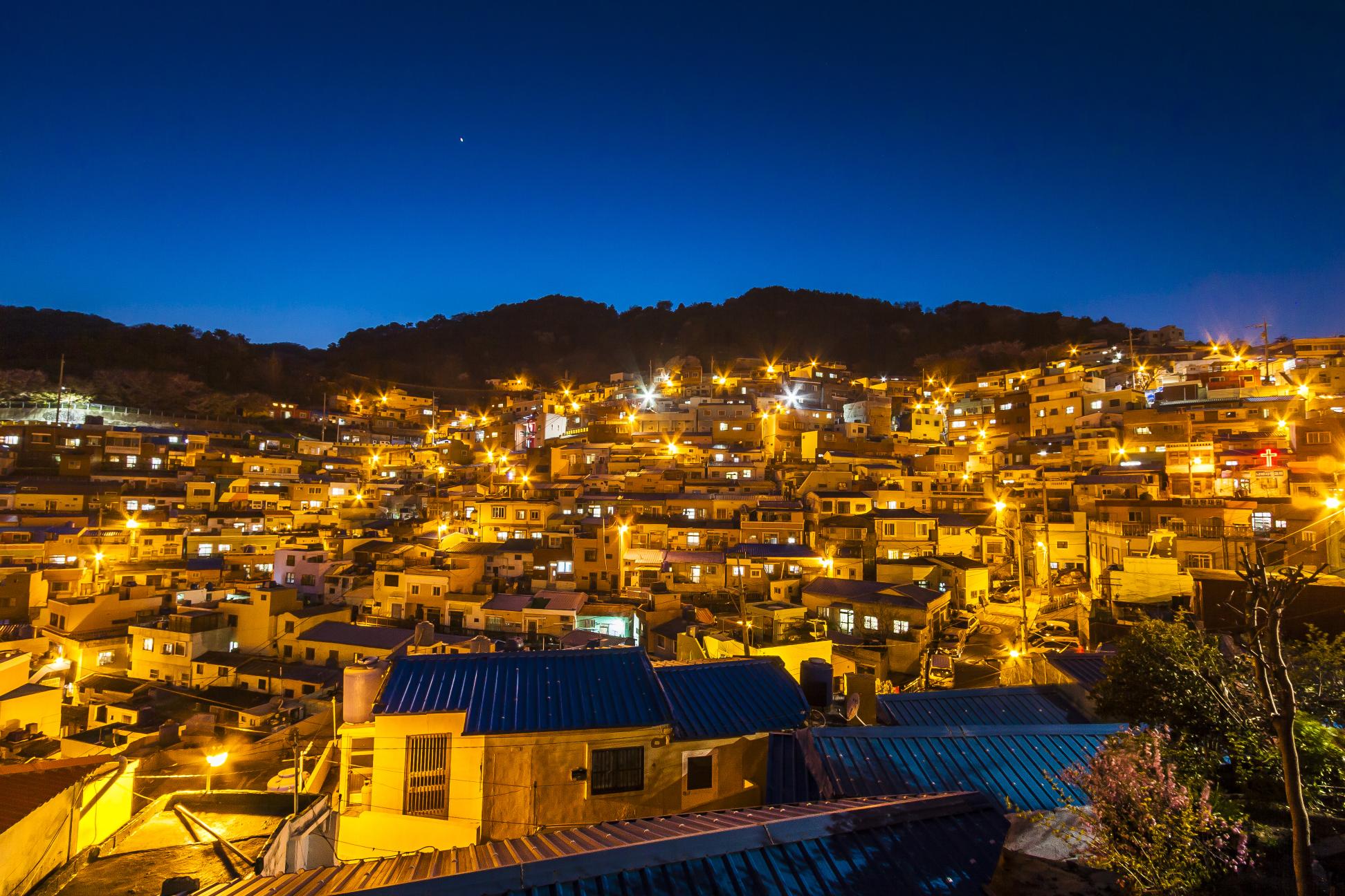 Experience the stunning night view of Busan bustling with lights before welcoming the first sunrise of the year at Homigot a treasured spot for unforgettable moments.